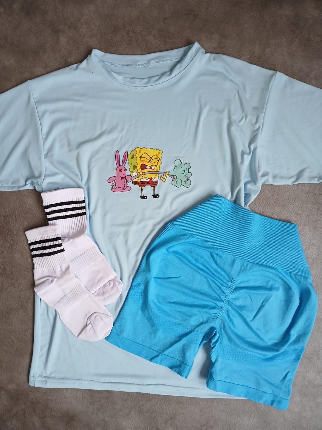 Biker &amp; Oversize: El Conjunto Viral de Comodidad y Realce