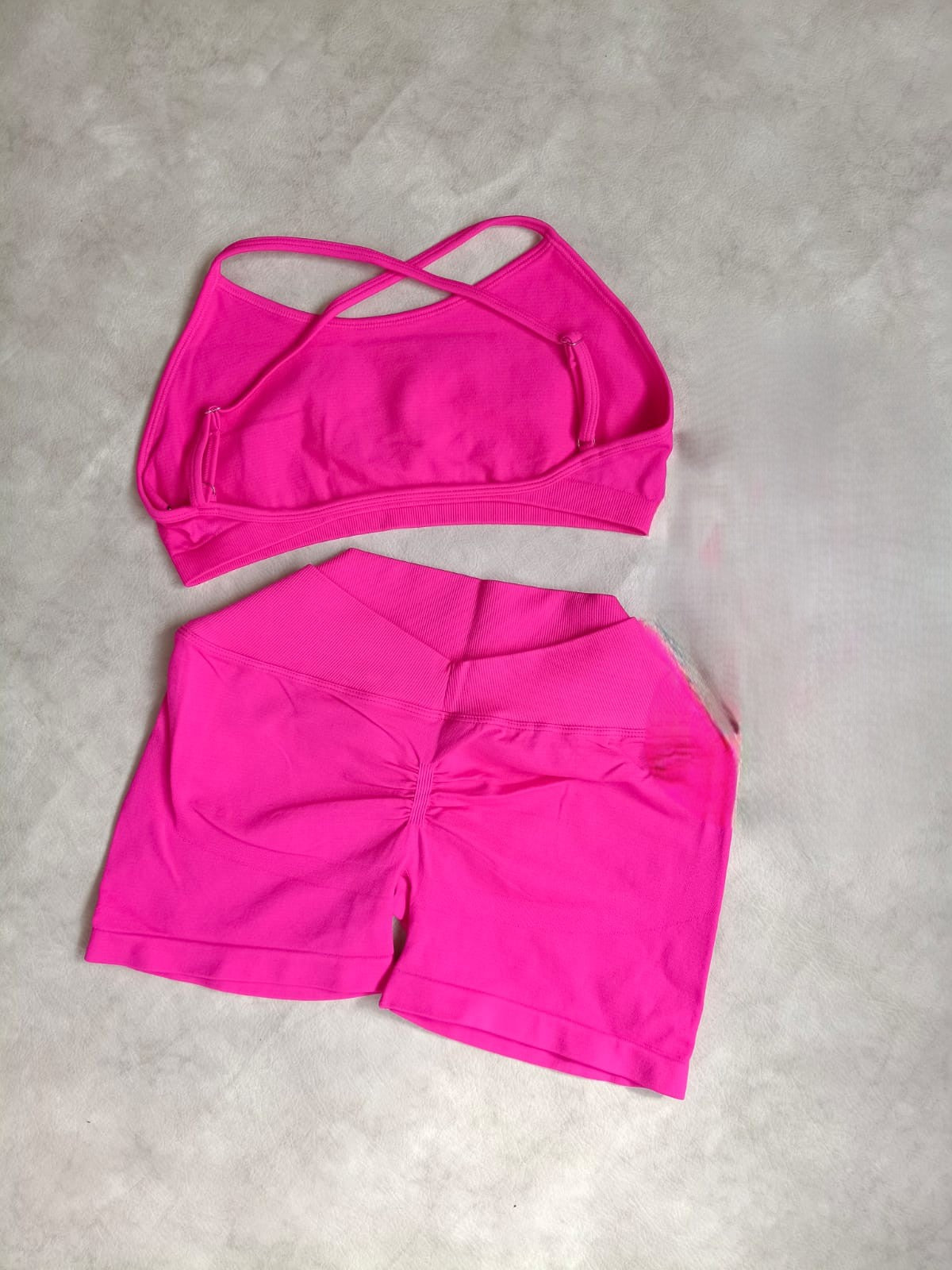 Conjunto Deportivo "Pink Energy" – Top Cruzado y Shorts Scrunch