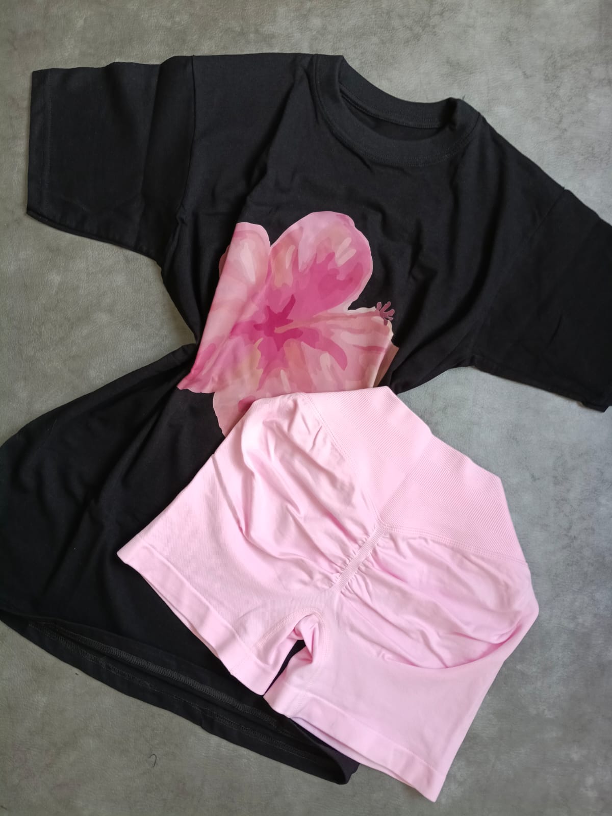 "Curves &amp; Comfort": Camiseta Oversize + Biker Shorts "Scrunch"