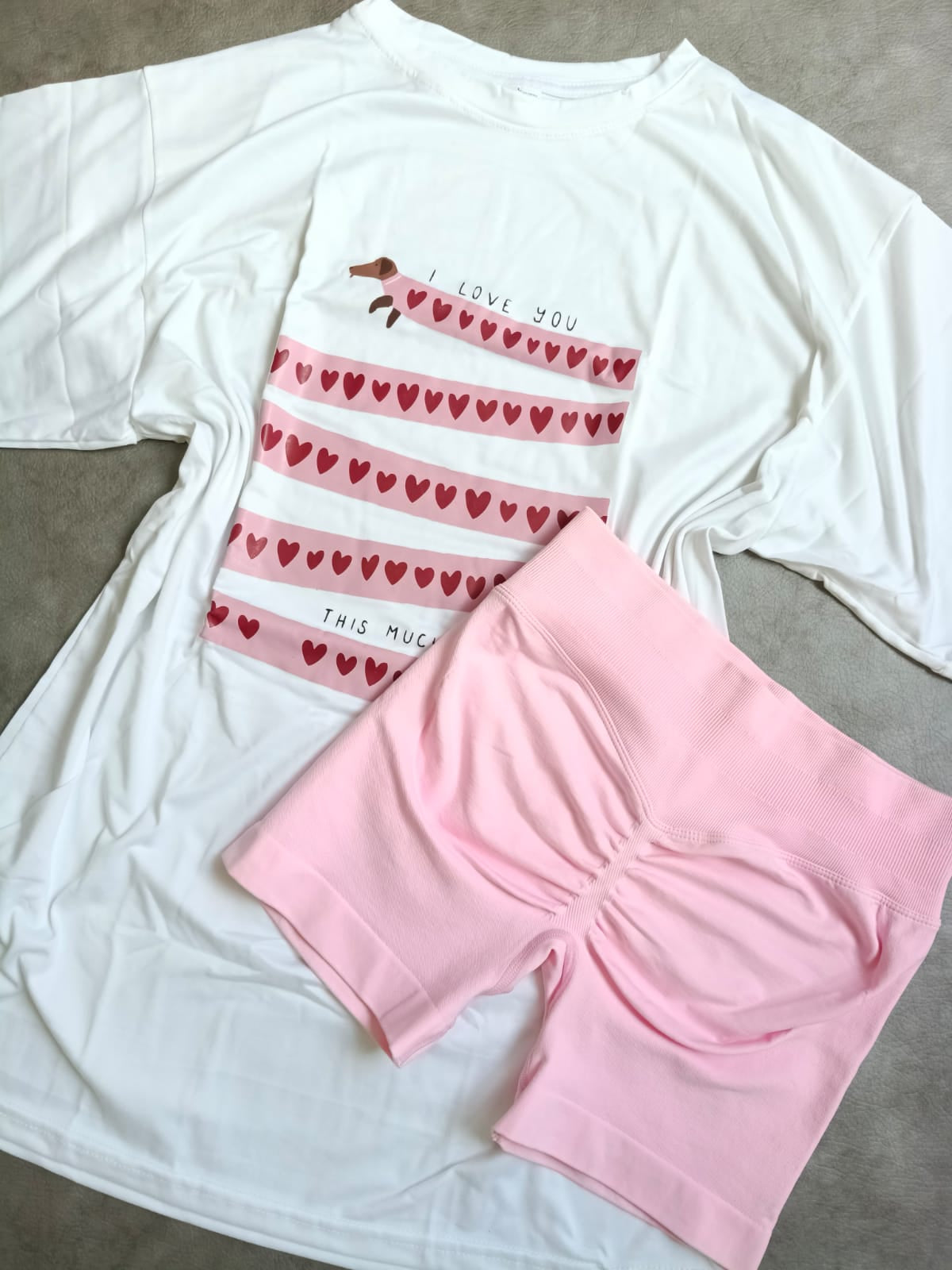 Pack Sweet Comfort: Camiseta Oversize "Dachshund Love" + Biker Shorts Scrunch